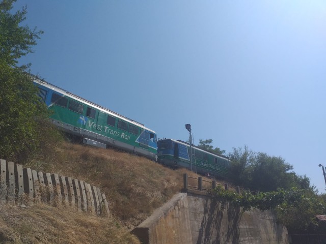 O locomotivă a DERAIAT de pe șine, pe podul I.C. Brătianu. VIDEO!