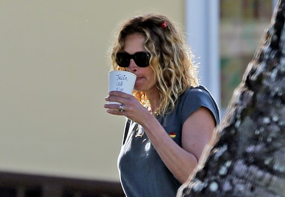 Julia Roberts, nefardată în vacanță. Ce bine arată Frumușica la 51 de ani!