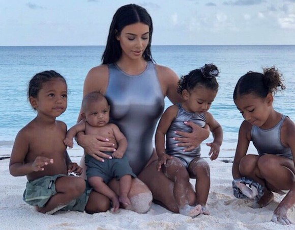 Fotografie de colecție cu Kim Kardashian West și toți cei patru copii