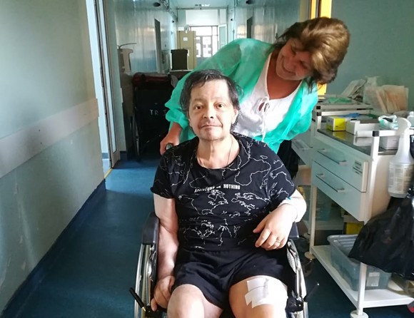 Leo Iorga s-a operat de cancer la picior. Imagini din spital cu artistul