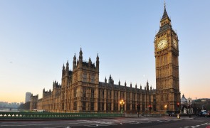Străinii complet vaccinaţi anti-COVID-19 ar putea să nu mai stea în carantină în Marea Britanie