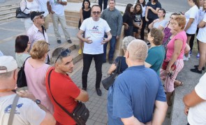 Cumpănașu și-a început turneul prezidențial 'antimafia' în comuna Dobrosloveni în care s-a născut Alexandra Măceșanu
