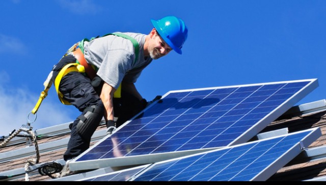 Guvernul eliberează luni banii pentru programul de instalare a panourilor fotovoltaice subvenţionate