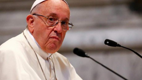 Gest şocant la Vatican. Papa Francisc s-a enervat şi a lovit cu palma mâna unei femei care îl apucase de braţ