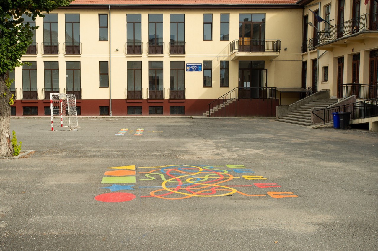 Primăria Sibiu implementează jocurile Playform în curtea școlii, pentru a-i încuraja pe copii să renunțe la telefoanele mobile Primăria Sibiu implementează jocurile Playform în curtea școlii, pentru a-i încuraja pe copii să renunțe la telefoanele mobile