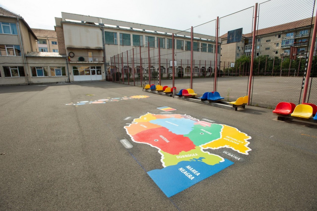 Primăria Sibiu implementează jocurile Playform în curtea școlii, pentru a-i încuraja pe copii să renunțe la telefoanele mobile Primăria Sibiu implementează jocurile Playform în curtea școlii, pentru a-i încuraja pe copii să renunțe la telefoanele mobile
