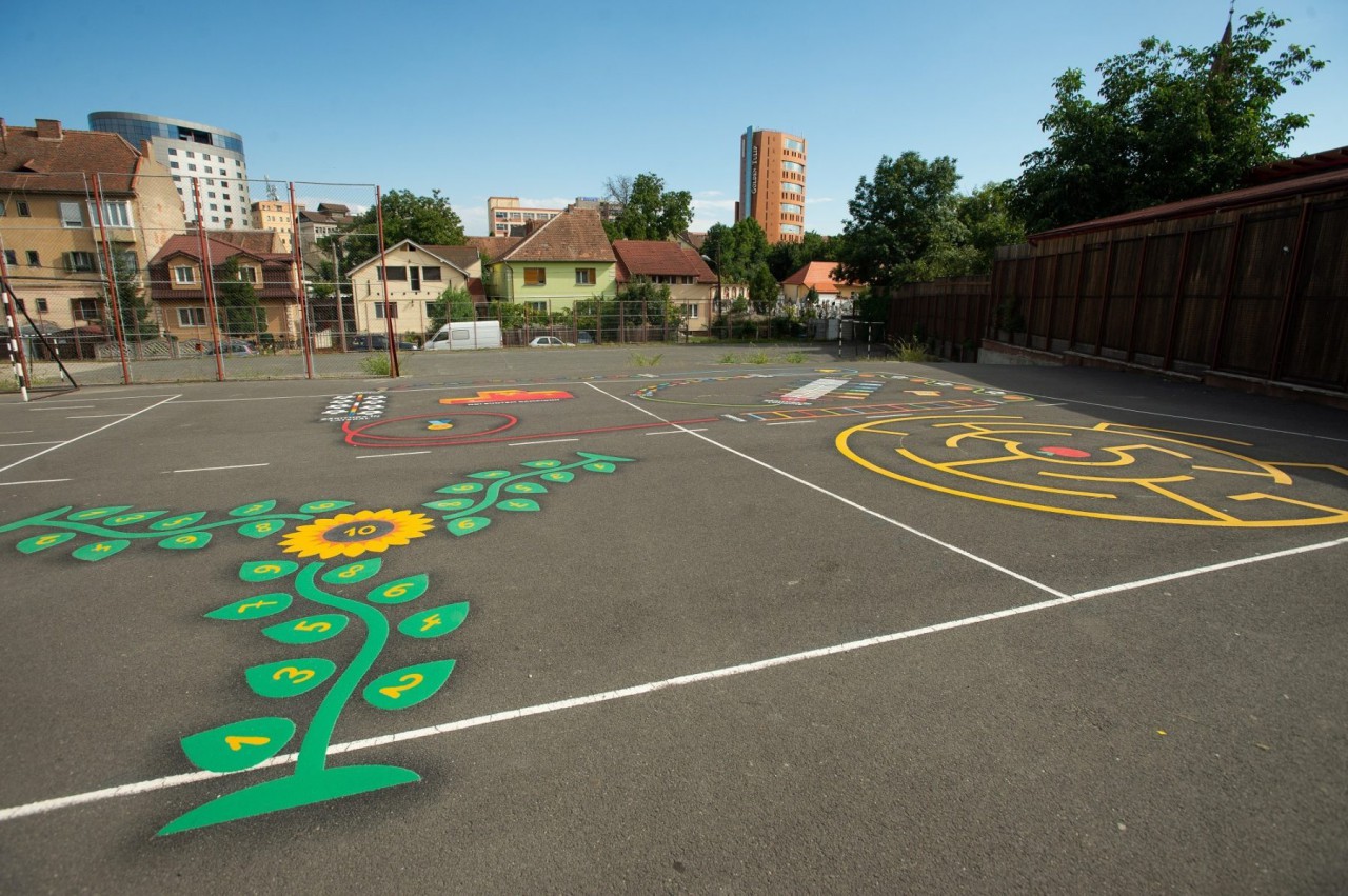 Primăria Sibiu implementează jocurile Playform în curtea școlii, pentru a-i încuraja pe copii să renunțe la telefoanele mobile Primăria Sibiu implementează jocurile Playform în curtea școlii, pentru a-i încuraja pe copii să renunțe la telefoanele mobile