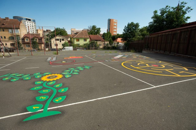 Primăria Sibiu implementează jocurile Playform în curtea școlii, pentru a-i încuraja pe copii să renunțe la telefoanele mobile
