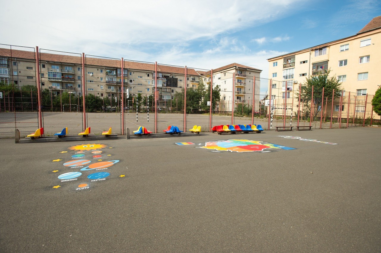 Primăria Sibiu implementează jocurile Playform în curtea școlii, pentru a-i încuraja pe copii să renunțe la telefoanele mobile Primăria Sibiu implementează jocurile Playform în curtea școlii, pentru a-i încuraja pe copii să renunțe la telefoanele mobile