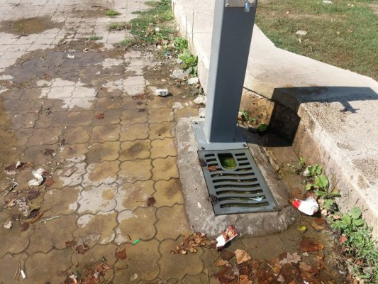 Robinet din parcul de la Far, înfundat şi deschis cu piciorul!