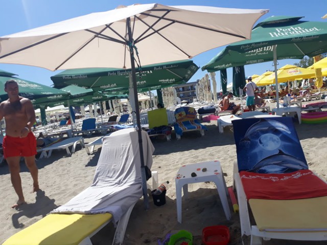 TURIȘTII preferă ȘEZLONGURILE pentru că “SUNT la MODĂ”. Dai un ban, dar stai... la umbră!