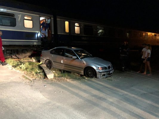 Mașină lovită de tren, la Costinești