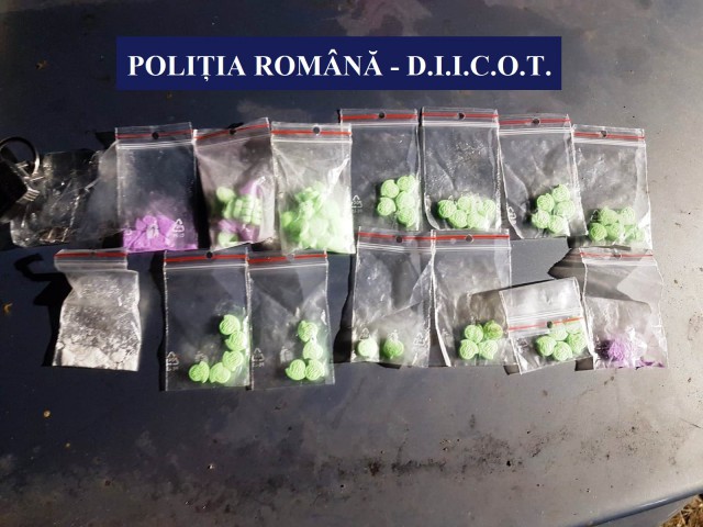 Surprinși în FLAGRANT în timp ce ar fi încercat să VÂNDĂ droguri într-un club din Mamaia