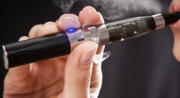 Frici nefondate legate de vaping descurajează fumătorii de la a trece către țigări electronice