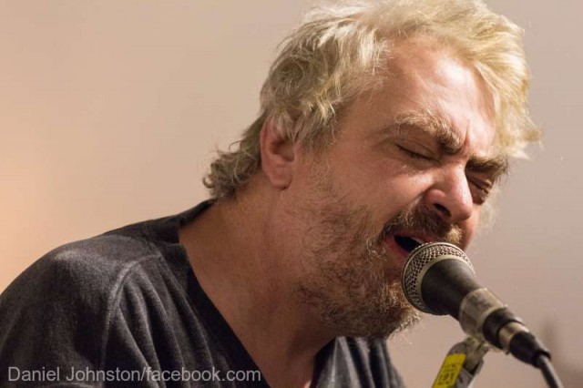 A murit artistul american Daniel Johnston, figură emblematică pentru scena rockului alternativ