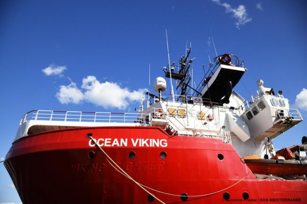 Paza de coastă italiană a pus sub sechestru nava Ocean Viking, care salvează migranţi