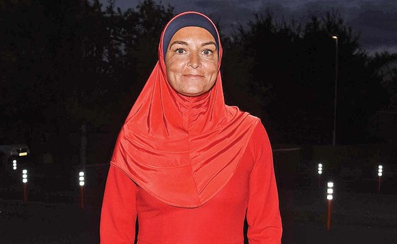 Sinead O’Connor umblă în veşminte musulmane