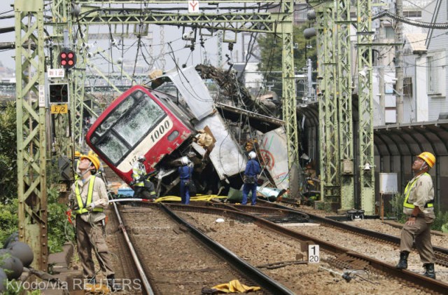 Cel puţin 35 de răniţi în urma coliziunii dintre un tren şi un camion lângă Tokyo