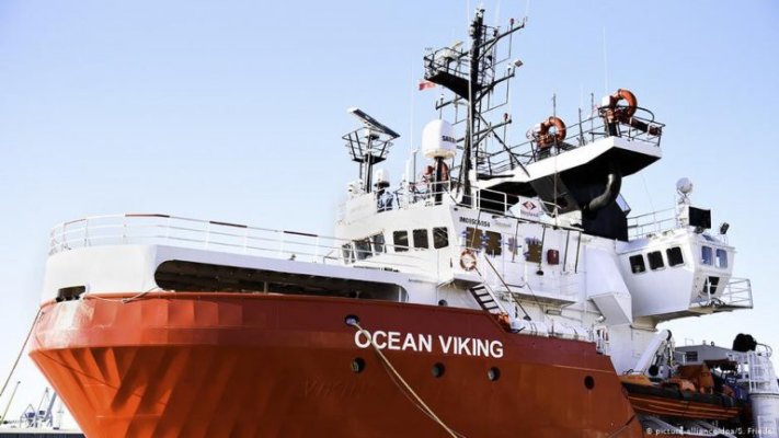 Nava Ocean Viking aşteaptă permisiunea să debarce 84 de migranţi într-un port european
