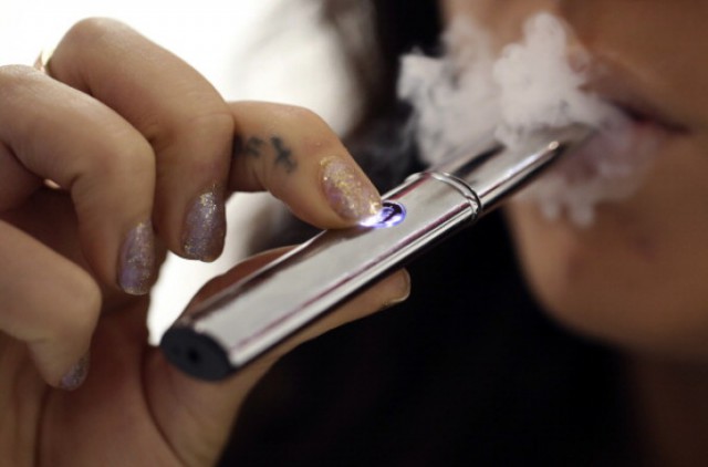 Fostul primar al New York-ului, Michael Bloomberg, anunţă o campanie împotriva ţigărilor electronice cu arome