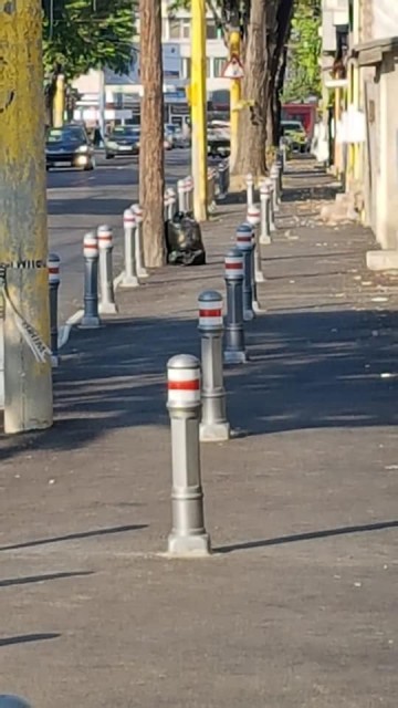 Primăria Constanța a montat stâlpi pe strada Poporului. Constănțenii, revoltați!