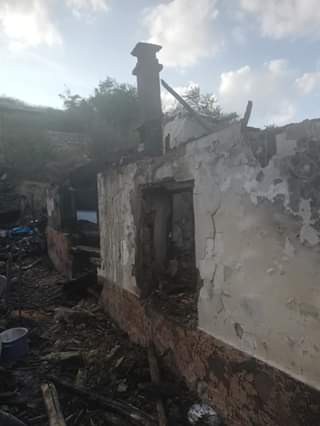 O casă din Negureni, mistuită de flăcări! Se face apel pentru sprijinirea proprietarei