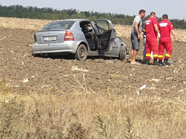 Accident rutier: o mașină s-a răsturnat, șoferul a fost proiectat pe câmp!