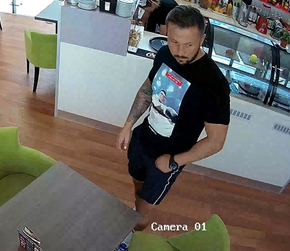 Dacă vedeți acest bărbat, sunați la 112! A AGRESAT o femeie!