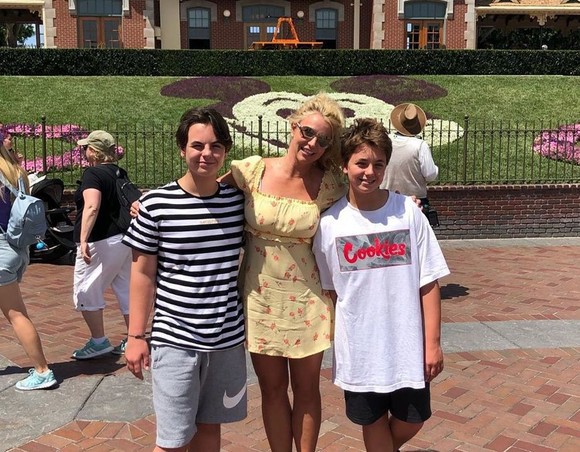 Tatăl lui Britney Spears l-ar fi bătut pe unul dintre băieţii cântăreţei. Acuzaţiile, făcute de tatăl copilului