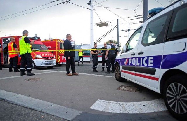 Franţa: Afganul suspectat de atacul cu cuţit de sâmbătă, inculpat pentru „asasinat şi tentative de asasinate“