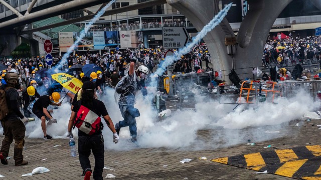Amnesty International acuză poliţia din Hong Kong de folosirea excesivă a forţei împotriva protestatarilor