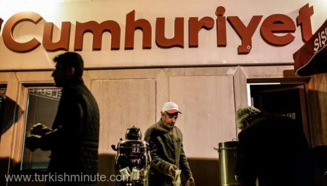Turcia: Un tribunal a ordonat eliberarea a cinci foşti jurnalişti ai cotidianului Cumhuriyet