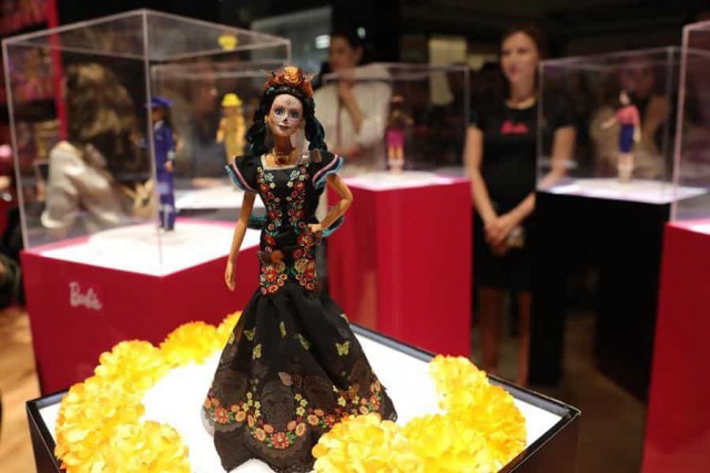 Păpuşa Barbie celebrează Día de Muertos
