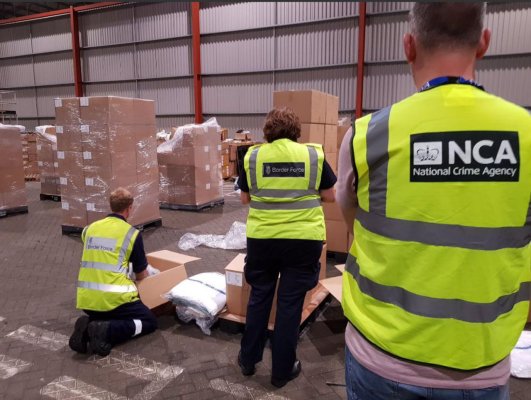 Poliţia britanică a descoperit 1,3 tone de heroină ascunsă printre halate de baie pe un cargobot