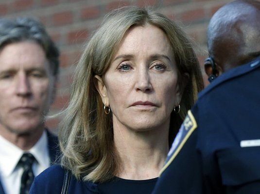 Actriţa Felicity Huffman, condamnată la 2 săptămâni de închisoare în scandalul admiterii frauduloase în universităţi