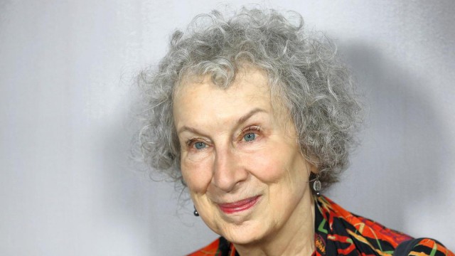 Margaret Atwood şi Salman Rushdie, pe lista scurtă a premiului literar Booker Prize