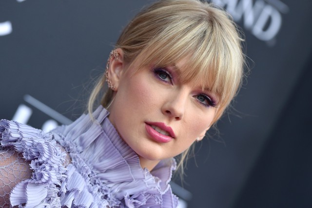 Taylor Swift şi-a surprins fanii cu un concert exclusivist la Paris