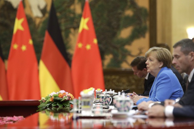 Angela Merkel îndeamnă, de la Beijing, la garantarea libertăţilor Hong Kong-ului