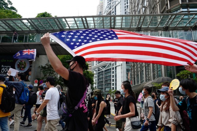 Zeci de mii de oameni au luat parte la un marş spre consulatul american din Hong Kong