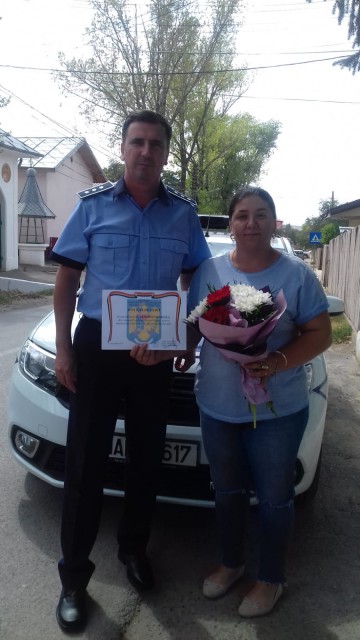 Femeie PREMIATĂ de conducerea IPJ: a ajutat la depistarea unei adolescente!