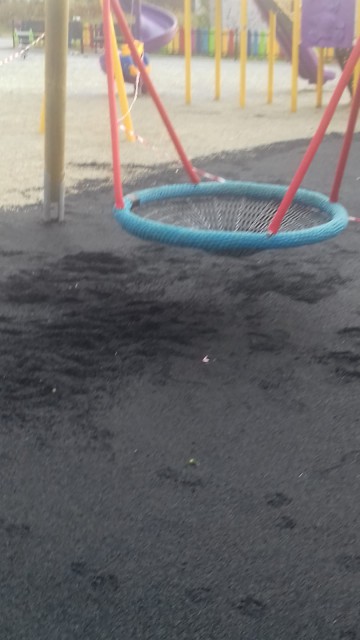 Pompierii, solicitaţi să intervină la un loc de joacă, pentru un copil cu piciorul prins între două bare de metal