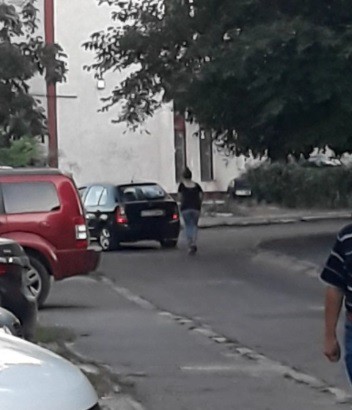 JOC PERICULOS! Tânără, trasă pe trotinetă de o mașină pe o stradă din Constanța