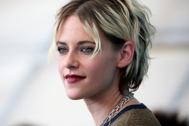 Kristen Stewart a povestit că a fost sfătuită să fie mai puţin afectuoasă cu iubita ei în public