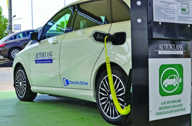 Mai bine de o treime dintre români ar cumpăra o maşină electrică