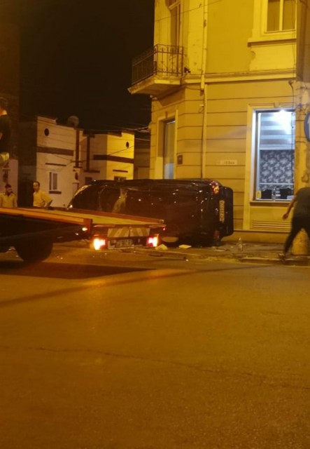 'CASCADORIE' în zona sediului ANAF: o maşină s-a răsturnat