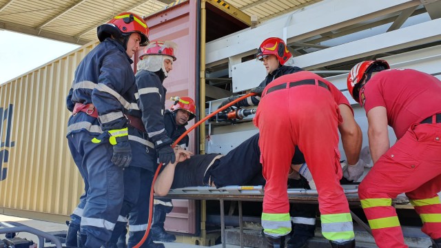 Persoană PRINSĂ între două CONTAINERE, la Medgidia!
