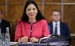Consilierul Anei Birchall pleacă de la Ministerul Justiţiei la o lună după ce a făcut-o 'nesimţită' pe jurnalista Sorina Matei