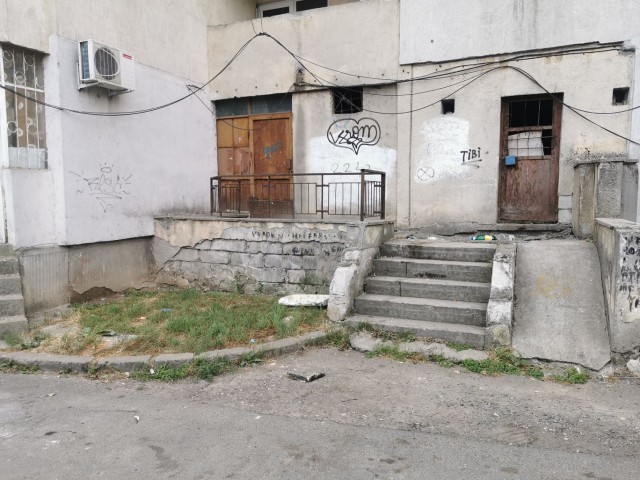 Bădărani! Locatarii unui bloc de pe I.C.Brătianu aruncă, în mod repetat, gunoiul pe geam. Poliția Locală, sesizată!