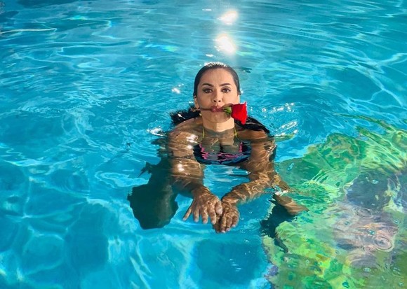 Oana Zăvoranu, probleme la filmări într-un costum de baie care îi „sugrumă“ sânii