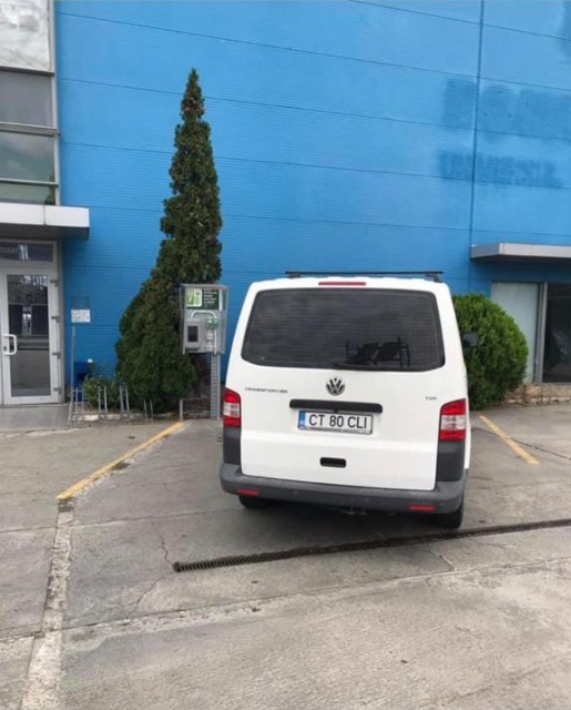 PARCHEAZĂ la electrice, pe DOUĂ LOCURI, chiar dacă PARCAREA E GOALA!